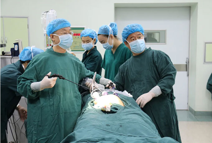 Doctors are kind-hearted and shoulder the mission -- general surgery successfully performed laparoscopic tension-free repair of right indirect inguinal hernia